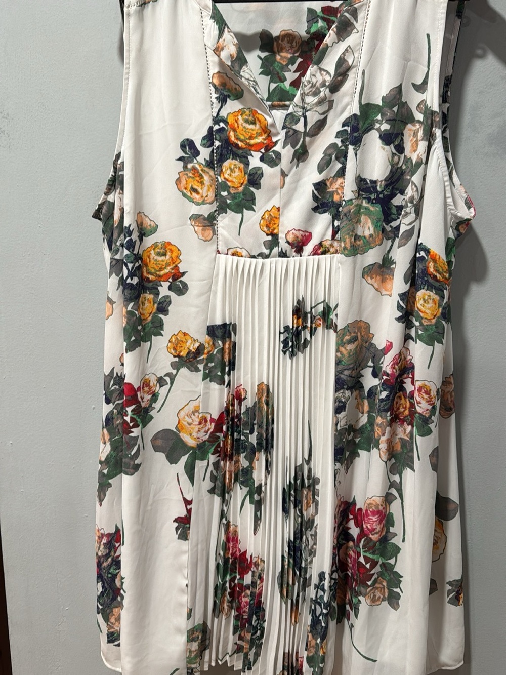 DR2 White Floral Pleated Front Sleeveless Dress